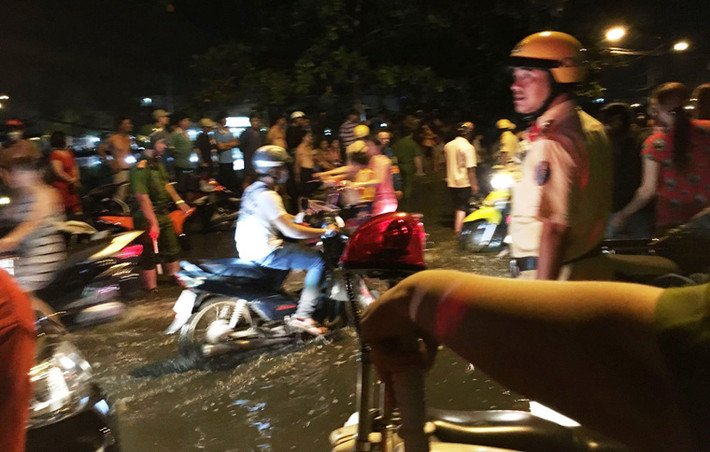 Tiếp nhận thông tin vụ án mạng nghiêm trọng, Công an Q.8 cùng các đơn vị nghiệp vụ của Công an TP.HCM nhanh chóng đến khám nghiệm hiện trường, lấy lời khai các nhân chứng để điều tra làm rõ nguyên nhân và truy bắt hung thủ giết người.