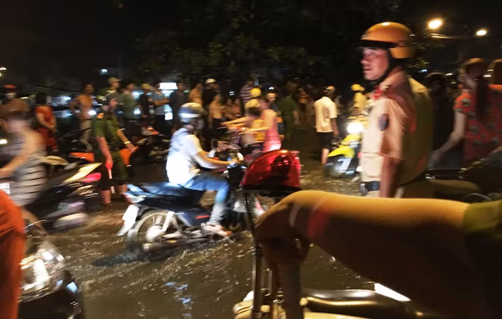 Tiếp nhận thông tin vụ án mạng nghiêm trọng, Công an Q.8 cùng các đơn vị nghiệp vụ của Công an TP.HCM nhanh chóng đến khám nghiệm hiện trường, lấy lời khai các nhân chứng để điều tra làm rõ nguyên nhân và truy bắt hung thủ giết người.