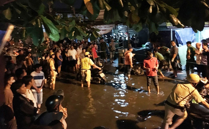 Đáng chú ý, vụ án mạng xảy ra vào lúc triều cường dâng cao khiến cho tuyến đường Phú Định bị ngập sâu. Lực lượng Công an, bảo vệ dân phố...vô cùng vất vả dầm trong nước triều cường để phong tỏa, khám nghiệm hiện trường giết người.