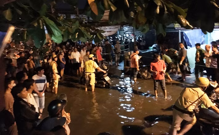 Đáng chú ý, vụ án mạng xảy ra vào lúc triều cường dâng cao khiến cho tuyến đường Phú Định bị ngập sâu. Lực lượng Công an, bảo vệ dân phố...vô cùng vất vả dầm trong nước triều cường để phong tỏa, khám nghiệm hiện trường giết người.