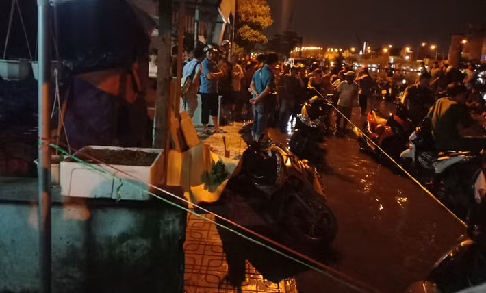 Thông tin ban đầu, chập tối 12/10, người dân tại khu vực nói trên nhìn thấy nam thanh niên điều khiển xe máy BS: 59L2 – 443.33 bị hai đối tượng đi trên một chiếc xe máy khác dùng hung khí đuổi theo.