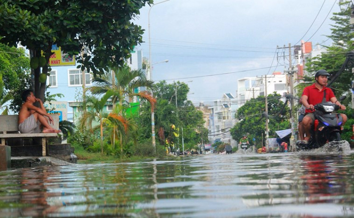 Nước ngập khiến việc đi lại cũng như cuộc sống của người dân bị đảo lộn.