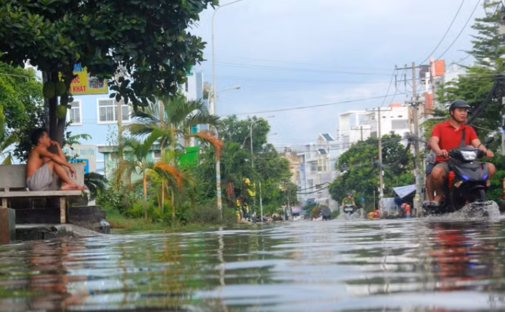 Nước ngập khiến việc đi lại cũng như cuộc sống của người dân bị đảo lộn.