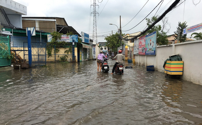 Các tuyến đường, khu nhà dân ở gần bờ kênh, sông tình trạng ngập nghiêm trọng hơn. Trong sáng nay (10/10), do ngập nặng nên hầu hết các tuyến đường đều bị ách tắc giao thông. Nhiều người dân bị trễ giờ học, giờ làm.