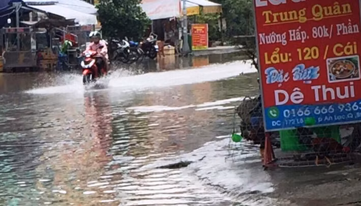 Sáng nay 10/10, mực nước đỉnh triều trên các sông, rạch tại TP HCM và các tỉnh Nam Bộ vượt mức lịch sử (năm 2011) 6cm. Triều cường dâng cao vào giờ cao điểm sáng khiến người dân khốn đốn lội nước đi làm, đi học, gây kẹt xe kéo dài.