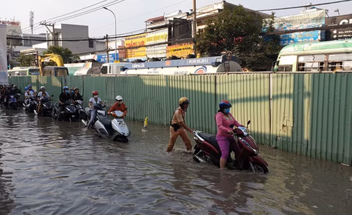 Theo dự báo của Đài Khí tượng thủy văn khu vực Nam Bộ, mực nước tại các trạm vùng hạ lưu sông Sài Gòn - Đồng Nai sẽ lên nhanh trong những ngày tới. Cụ thể, mực nước cao nhất tại trạm Phú An ngày 10/10 là 1,66 m (đều cao hơn báo động 3), sau đó duy trì mức cao này 3-4 ngày.