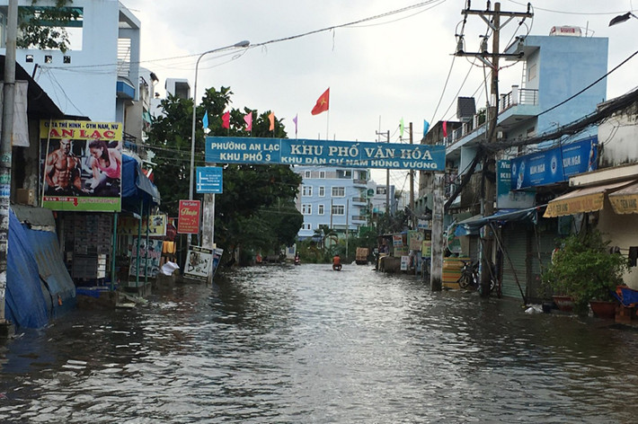 Triều cường bủa vây từ ngoài đường vào đến tận các con hẻm ở nhiều khu vực nội, ngoại thành TP HCM.