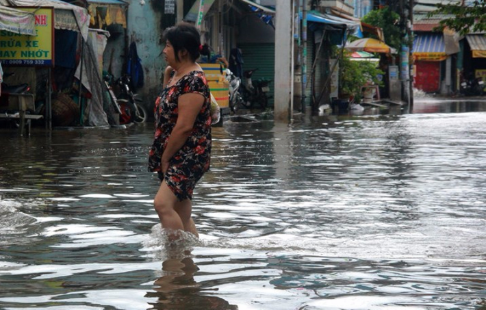 Người dân một phen khốn đốn vì triều cường tháng 9 âm lịch.