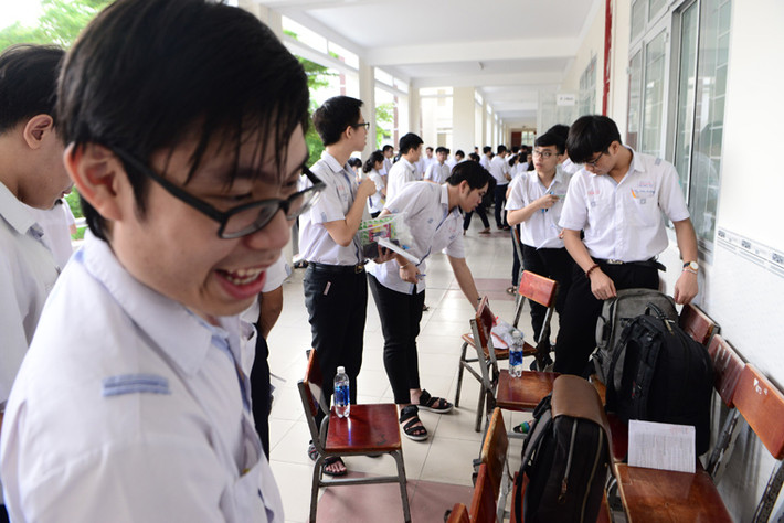 Nét tự tin, háo hức của các thí sinh tại một điểm thi ở TP HCM khi làm thủ tục bước vào phòng thi.