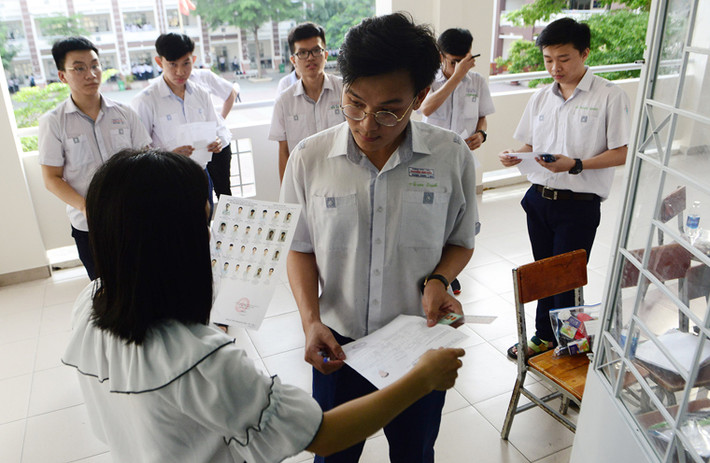 Giám thị kiểm tra thông tin cá nhân trước giờ vào phòng thi.