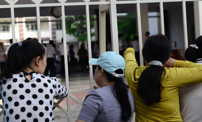 Nhiều bậc phụ huynh thấp thỏm bên ngoài phòng thi chờ đợi con em mình.