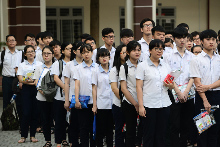 Theo Quy chế thi, trong sáng nay 25/6, các thí sinh chưa làm thủ tục dự thi chiều qua (24/6) vẫn đến trường dự thi bình thường theo giấy báo dự thi.