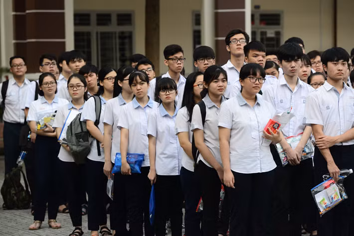 Theo Quy chế thi, trong sáng nay 25/6, các thí sinh chưa làm thủ tục dự thi chiều qua (24/6) vẫn đến trường dự thi bình thường theo giấy báo dự thi.