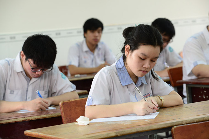 Đúng 7h30 sáng sáng nay 25/6, gần 913 nghìn thí sinh dự thi THPT Quốc gia 2018 trên khắp mọi miền đất nước đã chính thức bắt đầu làm bài thi môn Ngữ văn