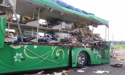 Khoảng 22h ngày 16/8 trên tuyến tránh quốc lộ 1 (đoạn qua huyện Phù Mỹ, Khánh Hòa) xảy ra vụ đâm xe khách kinh hoàng khiến 5 người chết và 6 người bị thương.