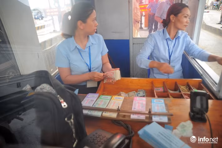Nhân viên thu phí cũng được tăng cường làm việc trong cabin.