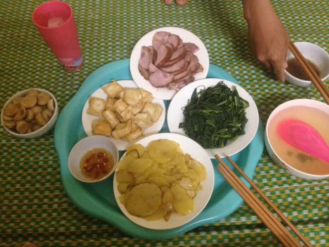 Khéo chi, một anh chồng nấu bữa ăn 55.000 đồng cho cả 2 vợ chồng.