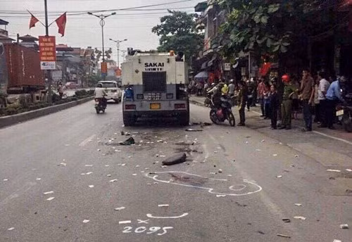 Sau va chạm cháu bé bị thương nặng và đã được đưa đi cấp cứu. Chiếc xe máy bị nát vụn phần đuôi, hư hỏng nặng.