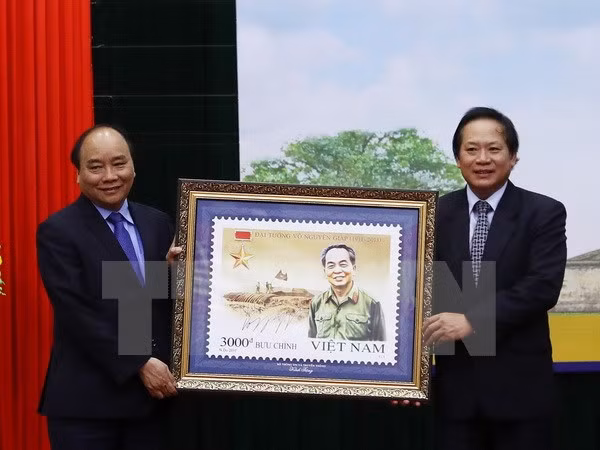 Tại buổi lễ, Thủ tướng Chính phủ Nguyễn Xuân Phúc đã ký và đóng dấu bìa phát hành đặc biệt bộ tem Đại tướng Võ Nguyên Giáp. Ảnh: TTXVN.