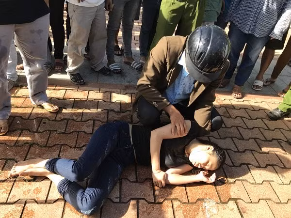 Cô gái trẻ sau đó được những người trên bờ đưa đi cấp cứu và đã an toàn. Những người còn lại quay lại tìm kiếm người thanh niên nhưng không tìm thấy. Vụ việc xảy ra vào giờ cao điểm khiến cầu sông Hàn bị tắc nghẽn cục bộ nhiều giờ liền. Ảnh: Zing.