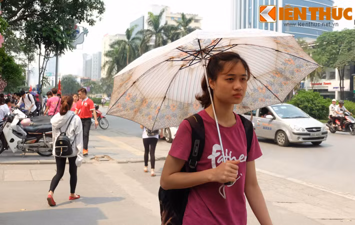 Nắng chói khiến nhiều người phải nheo mắt.