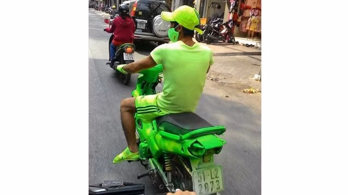 Trang phục đi đường, màu sơn xe quá nổi.