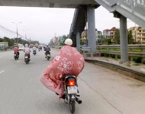 Quảng chăn xuống phố.