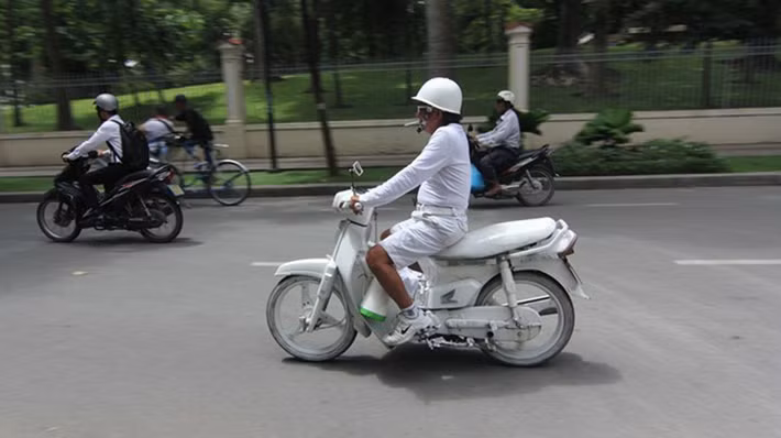 Bạch công tử xuất hiện trên đường phố.