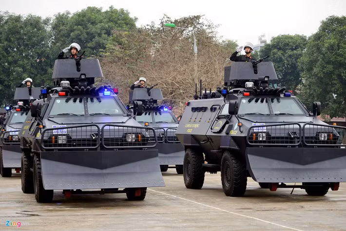 20 năm trước, lực lượng đặc nhiệm được thành lập với yêu cầu, nhiệm vụ mới trong công tác chiến đấu, trấn áp tội phạm. Cảnh sát cơ động đặc nhiệm được trang bị nhiều vũ khí, công cụ hỗ trợ đặc biệt.