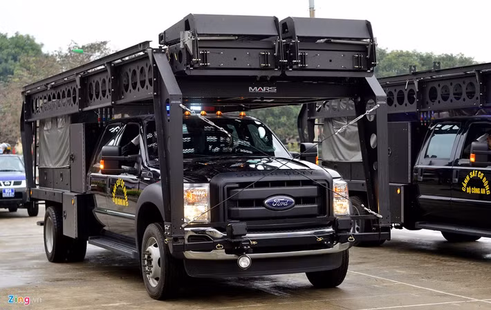 Dàn xe thang được sử dụng trong chiến dịch chống khủng bố sân bay, bến cảng, nhà cao tầng hoặc chống bạo loạn. Phương tiện dành cho nhiệm vụ đột kích cứ điểm cao, hiểm trở.