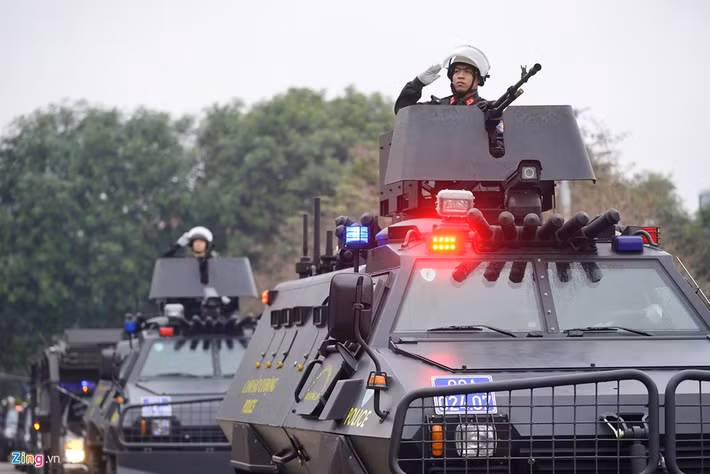 Trong buổi lễ, Tiểu đoàn đặc nhiệm phô diễn sức mạnh chủ công của lực lượng cảnh sát cơ động với dàn xe đặc chủng, vũ khí tối tân cho các nhiệm vụ đặc biệt.