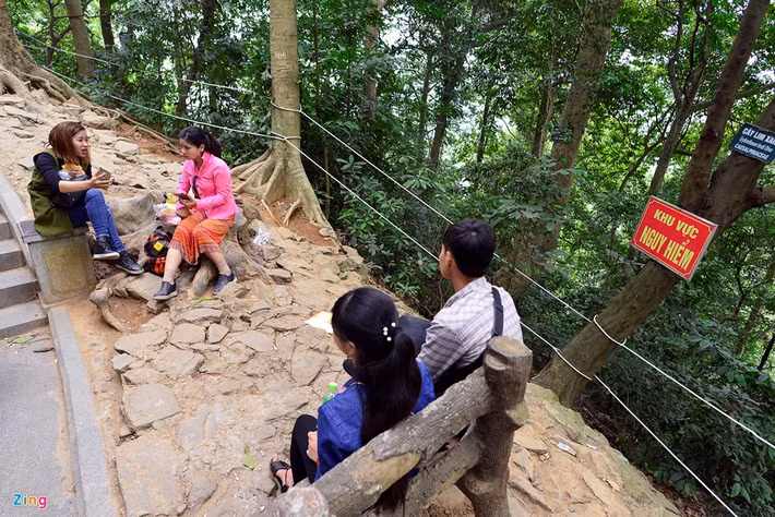 Ngoài ra, nhiều đoạn dây thừng cỡ lớn cũng được chăng lên dọc lối đi từ cổng chính qua đền Hạ, đền Trung dài khoảng 150 m. Theo ông Nguyễn Duy Anh (Phó ban Quản lý di tích đền Hùng) việc chăng dây đề phòng du khách quá đông, tràn qua hai bên đường và mọi người cũng có chỗ bám tay.