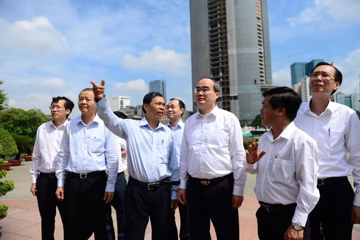 Ngay sau khi nhậm chức Bí thư Thành ủy TP HCM nhiệm kỳ 2015-2021, ông Nguyễn Thiện Nhân có chuyến đến thăm Bảo tàng Hồ Chí Minh (Bến Nhà Rồng) và thăm các công trình ở phố đi bộ Nguyễn Huệ (quận 1). Tân Bí thư Thành ủy TP HCM chia sẻ trong bài phát biểu đầu tiên sau khi nhậm chức: "Tôi xin hứa hết sức mình không phụ lòng của lãnh đạo Đảng và Nhà nước để cùng với lãnh đạo TP, cùng gần 10 triệu đồng bào thành phố tiếp tục công việc mà các lãnh đạo thành phố đã làm". Ảnh: Zing.