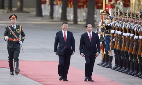 Tuần qua, một sự kiện dư luận quan tâm đó là chuyến thăm Trung Quốc của Chủ tịch nước CHXHCN Việt Nam - Trần Đại Quang. Nhận lời mời của Tổng Bí thư Ban Chấp hành Trung ương Đảng Cộng sản Trung Quốc, Chủ tịch nước CHND Trung Hoa Tập Cận Bình, trưa 11/5, Chủ tịch nước Trần Đại Quang và Đoàn đại biểu cấp cao Việt Nam đã đến Bắc Kinh, bắt đầu chuyến thăm cấp Nhà nước tới CHND Trung Hoa. Lễ đón chính thức Chủ tịch nước Trần Đại Quang và Đoàn đại biểu cấp cao Việt Nam được tổ chức trọng thể tại Đại lễ đường nhân dân ở thủ đô Bắc Kinh. Ảnh: TTXVN.