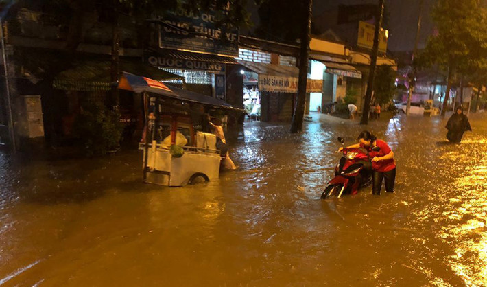 Thời điểm PV Kiến Thức ghi nhận lúc 0h rạng sáng 2/6, tại các đoạn đường nằm trong phạm vi chống ngập của máy bơm “khủng” ở Nguyễn Hữu Cảnh, nước vẫn ngập đến nửa xe máy. 