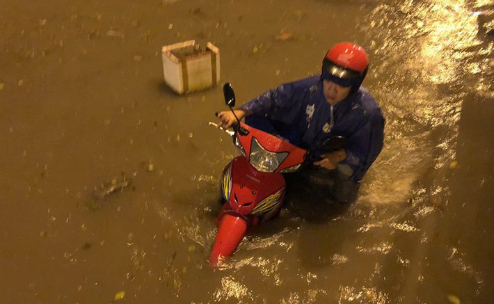 Người dân khốn đốn trắng đêm lội nước tìm đường trở về nhà.