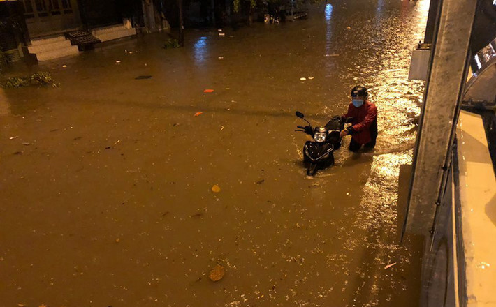 Xe cộ chết máy bì bõm lội qua đường ngập nước Nguyễn Hữu Cảnh lúc rạng sáng nay 2/6.