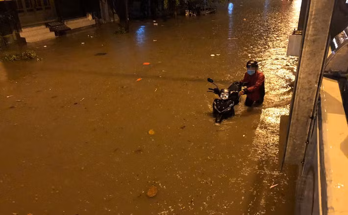 Xe cộ chết máy bì bõm lội qua đường ngập nước Nguyễn Hữu Cảnh lúc rạng sáng nay 2/6.