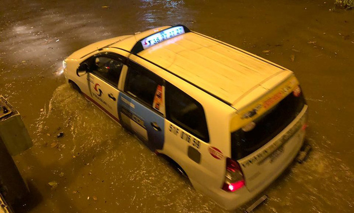 Ôtô cũng không tránh khỏi chết máy vì ngập nước trên đường Nguyễn Hữu Cảnh.