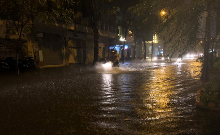 Trên con đường "nổi tiếng" về ngập là Nguyễn Hữu Cảnh (khu vực quận Bình Thạnh, TP HCM) đã ngập chìm trong biển nước, hàng loạt xe lưu thông qua đây bị chết máy.