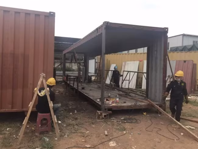 Lớp sơn cũ được loại bỏ, mài nhẵn và sửa chữa phục hồi