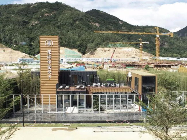 Các container được lắp ghép, sắp xếp theo bố cục mới để tạo ra khoảng không gian rộng rãi, đa dạng của tòa nhà văn phòng