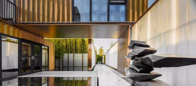 Cách sắp xếp xen kẽ các container bên cạnh các yếu tố thiên nhiên tạo ra một không gian thoáng đãng, sáng sủa, đem lại cảm giác thư giãn dễ chịu cho bất kì ai tới đây.