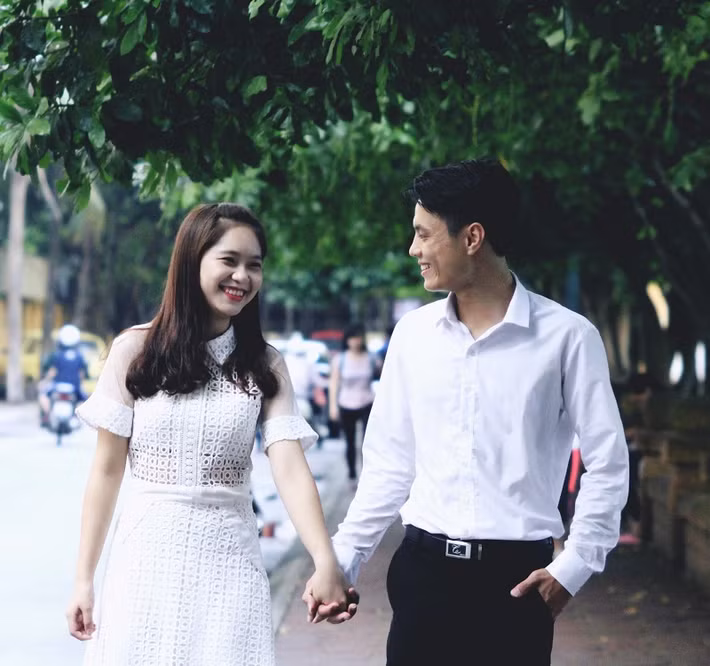 Trong công việc, người mà Phương Thảo thần tượng đó chính là MC Diệp Chi - một MC nữ ghi nhiều dấu ấn trong lòng khán giả. "Mình ngưỡng mộ chị Diệp Chi một phần chắc chị là người cùng quê hương Nghệ An. Và lý do đặc biệt nhất chính là tài năng của chị. Một người phụ nữ nhỏ nhắn nhưng luôn ẩn chứa những năng lực tiềm tàng. Mình luôn lấy đấy là một hình mẫu lý tưởng và cố gắng để có được thành công như chị trong tương lai”, Thảo chia sẻ.