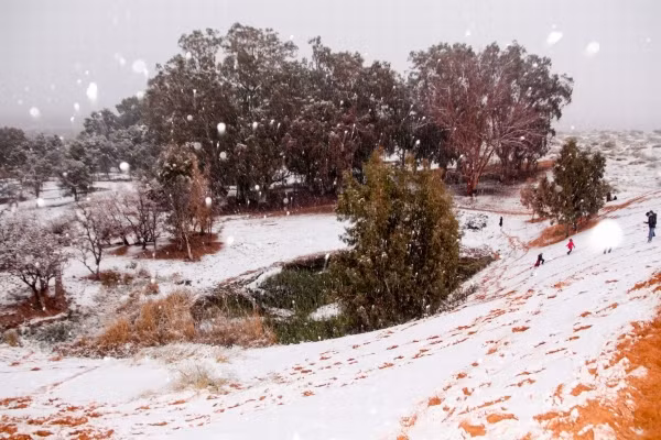 Hầu hết phần lãnh thổ của sa mạc Sahara đều ở phía Bắc châu Phi, nhưng nơi đây đã trải qua quá trình thay đổi nhiệt độ và độ ẩm trong vài trăm nghìn năm qua. Tuy hiện nay sa mạc Sahara vẫn rất khô, nhưng nó được dự đoán sẽ phủ màu xanh lá cây trong khoảng 15.000 năm tới.