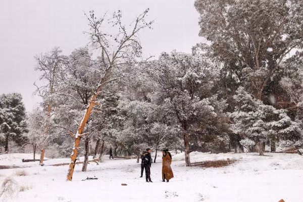 Các du khách lang thang ngắm cảnh tuyết rơi tại sa mạc nóng nhất thế giới.