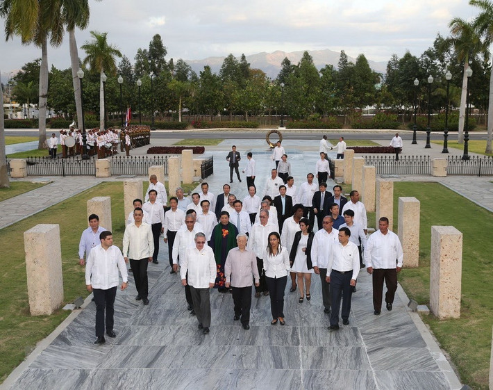 Tổng Bí thư Nguyễn Phú Trọng đến đặt vòng hoa tại Lăng mộ Anh hùng Dân tộc José Martí. Cùng đi có đồng chí Raul Castro Ruz.