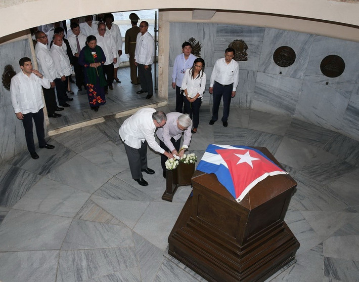 Tổng Bí thư Nguyễn Phú Trọng đặt cành hoa hồng trắng lên mộ Anh hùng Dân tộc José Martí.