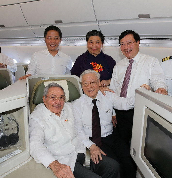 Tổng Bí thư Nguyễn Phú Trọng cùng đồng chí Raul Castro Ruz và các đại biểu trên chuyên cơ Việt Nam đến thăm thành phố Santiago de Cuba.