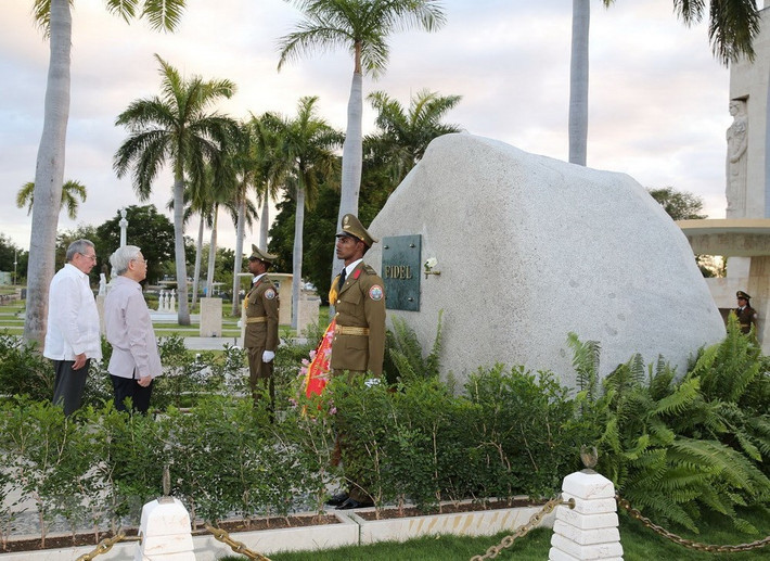 Tổng Bí thư Nguyễn Phú Trọng đến viếng mộ Tổng Tư lệnh Fidel Castro. Cùng đi có Bí thư Thứ nhất Ban Chấp hành Trung ương Đảng Cộng sản Cuba, Chủ tịch Hội đồng Nhà nước và Hội đồng Bộ trưởng Cộng hòa Cuba Raul Castro Ruz.